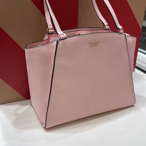 Kate Spade Brim Laptop Tote 

COLOR:
Chalk Pink - Picture 4 of 16